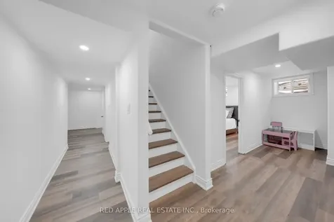 8 Strathmore Place Barrie ON L4N 0K1