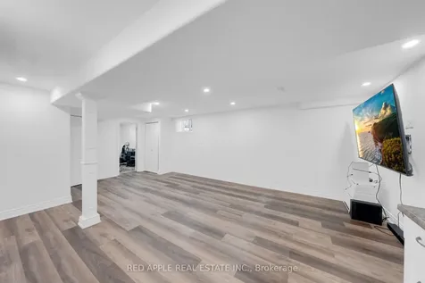 8 Strathmore Place Barrie ON L4N 0K1