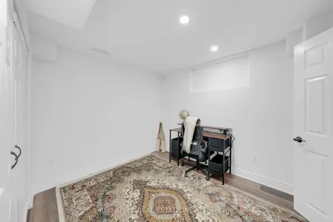 8 Strathmore Place Barrie ON L4N 0K1