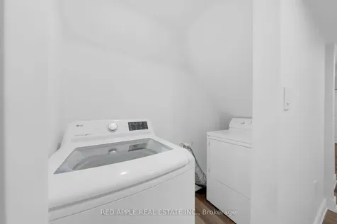 8 Strathmore Place Barrie ON L4N 0K1