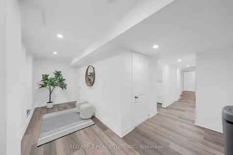 8 Strathmore Place Barrie ON L4N 0K1