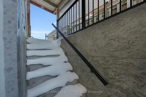 8 Strathmore Place Barrie ON L4N 0K1