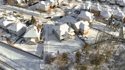 8 Strathmore Place Barrie ON L4N 0K1