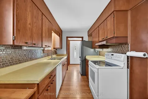 15 Curtiss Court Barrie ON L4M 2M6