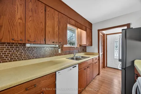 15 Curtiss Court Barrie ON L4M 2M6