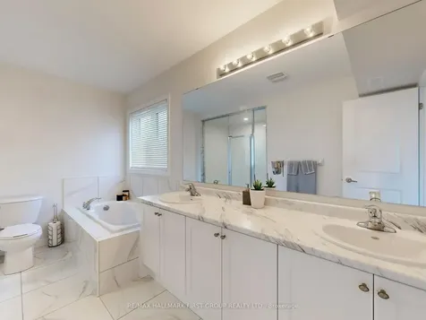 18 Ludlow Drive Barrie ON L9J 0L8