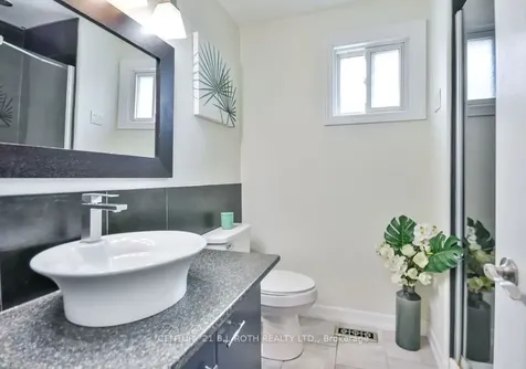 57 D'ambrosio Drive Barrie ON L4N 6V4