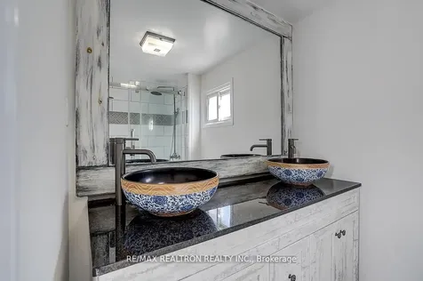 31 Blair Crescent Barrie ON L4M 5Y7