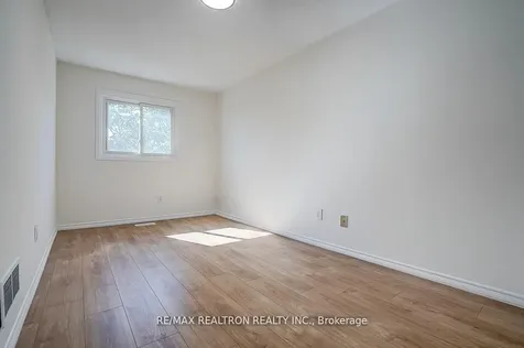 31 Blair Crescent Barrie ON L4M 5Y7