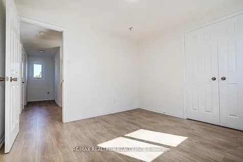 31 Blair Crescent Barrie ON L4M 5Y7