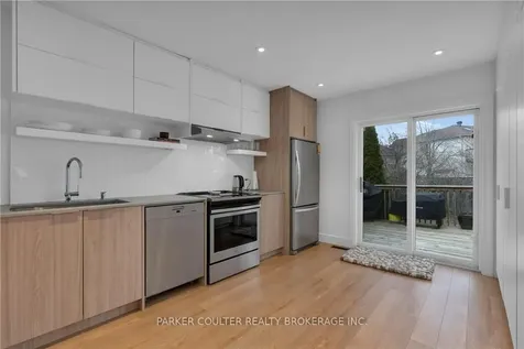 90 Larkin Drive Barrie ON L4M 7B4