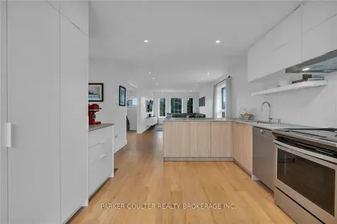 90 Larkin Drive Barrie ON L4M 7B4