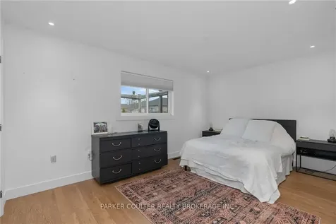 90 Larkin Drive Barrie ON L4M 7B4