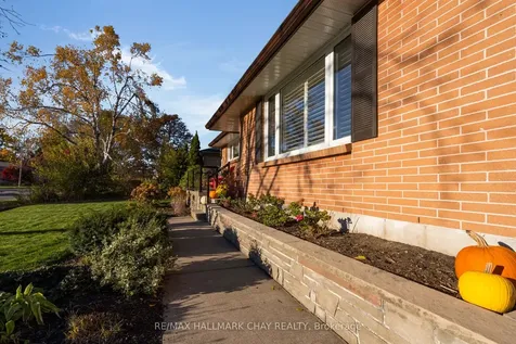 15 Bothwell Crescent Barrie ON L4M 2S7