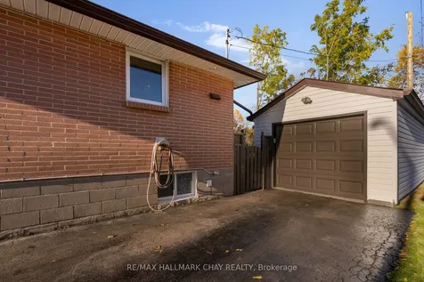 15 Bothwell Crescent Barrie ON L4M 2S7