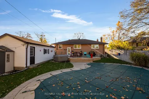 15 Bothwell Crescent Barrie ON L4M 2S7