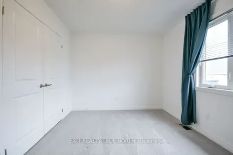 8 Sinclair Crescent Ramara ON L3V 8J9
