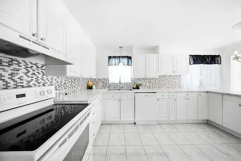 209 Cliff Road Barrie ON L4N 3X5