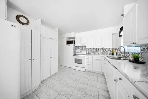 209 Cliff Road Barrie ON L4N 3X5