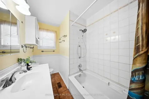 209 Cliff Road Barrie ON L4N 3X5
