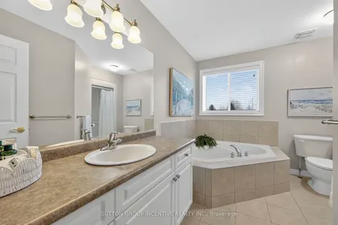 60 O'neill Circle Springwater ON L0L 2K0