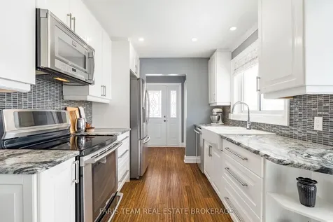 10 Davies Crescent Barrie ON L4M 2M3