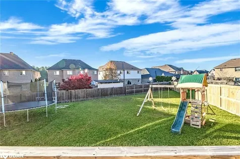 28 Lancaster Court Barrie ON L4M 0G1