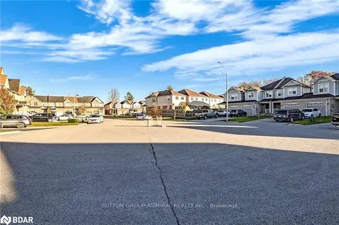 28 Lancaster Court Barrie ON L4M 0G1