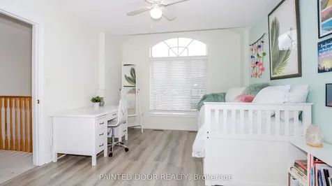 5 Regina Road Barrie ON L4M 7J1