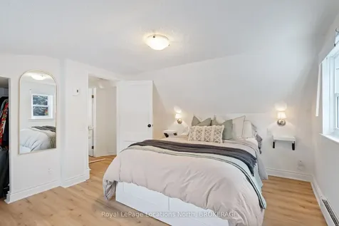 23 Elizabeth Street W Clearview ON L0M 1G0