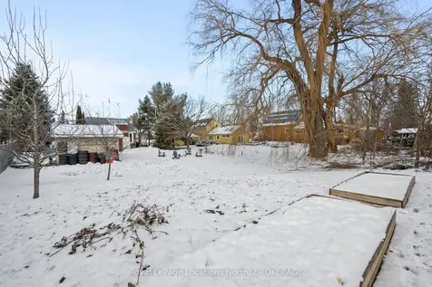 23 Elizabeth Street W Clearview ON L0M 1G0