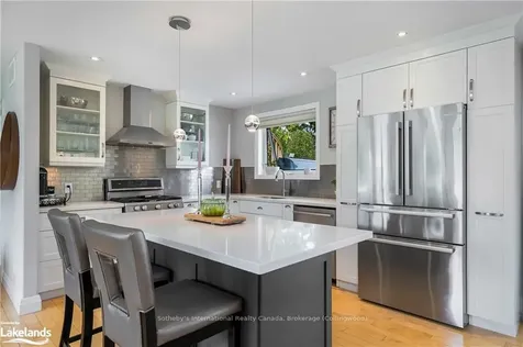 18 Nelson Street Clearview ON L0M 1G0