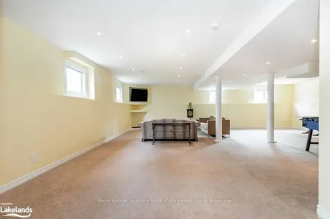 33 Grand Poplar Lane Wasaga Beach ON L9Z 0E2