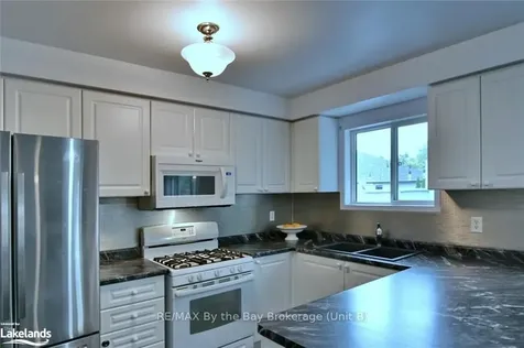 22 Silversands Crescent Wasaga Beach ON L9Z 1P8