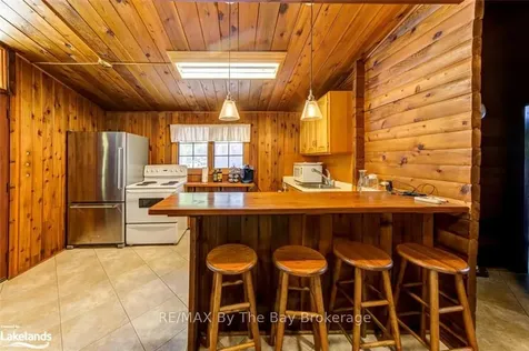 76 29th Street N Wasaga Beach ON L9Z 2E1