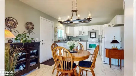 16 Kentucky Avenue Wasaga Beach ON L9Z 3A8