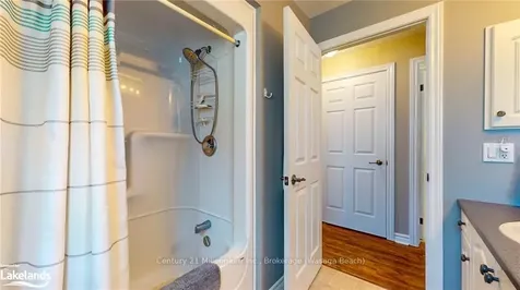 16 Kentucky Avenue Wasaga Beach ON L9Z 3A8