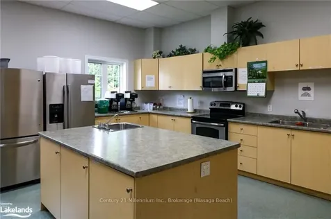 16 Kentucky Avenue Wasaga Beach ON L9Z 3A8