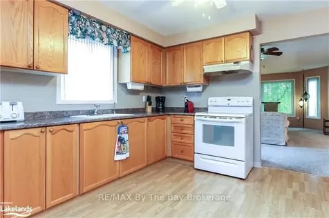 11 Evergreen Crescent Wasaga Beach ON L9Z 1B6