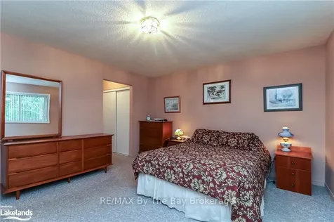11 Evergreen Crescent Wasaga Beach ON L9Z 1B6