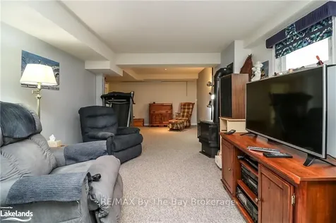 11 Evergreen Crescent Wasaga Beach ON L9Z 1B6