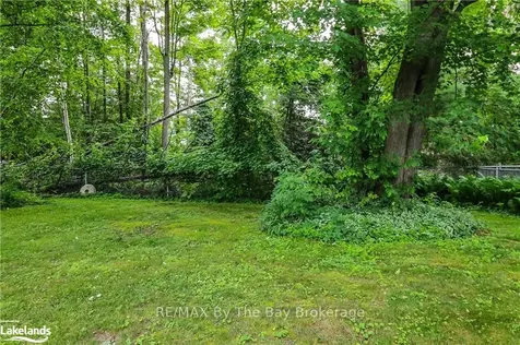 11 Evergreen Crescent Wasaga Beach ON L9Z 1B6