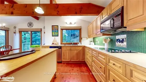 56 North Road Clearview ON L0M 1H0