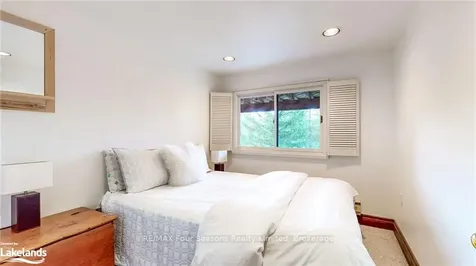 56 North Road Clearview ON L0M 1H0