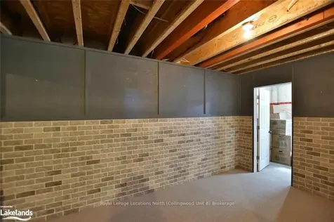 81 52nd Street S Wasaga Beach ON L9Z 1Y1