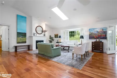 24 Elizabeth Street E Clearview ON L0M 1G0