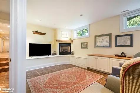 24 Elizabeth Street E Clearview ON L0M 1G0