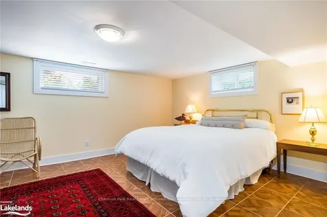 24 Elizabeth Street E Clearview ON L0M 1G0
