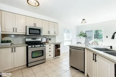 14 Cranberry Heights Wasaga Beach ON L9Z 1M9
