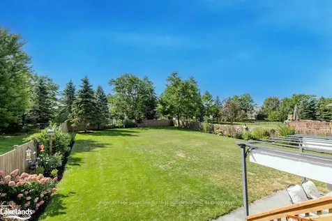 14 Cranberry Heights Wasaga Beach ON L9Z 1M9